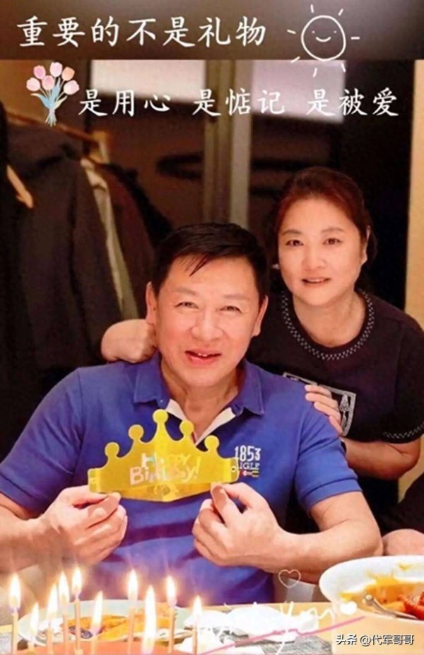 配资正规网站 63岁演员胡亚捷近况曝光！与妻子汤静同框庆生，结婚34年恩爱如初